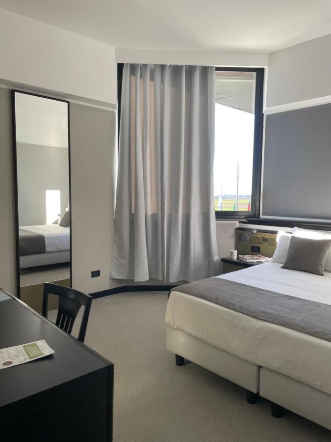Hotel Gardenia Fiera Cermenate Bagian luar foto